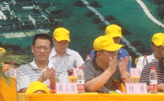 廣西新港灣公司副總經(jīng)理姚方明、生產(chǎn)副總經(jīng)理廖烈宏在會(huì)上